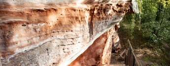 Gesteinsschichtungen im Burgfels der Ruine Ramstein