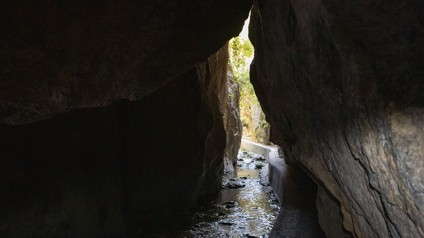 Túnel de las Palomas (Taubentunnel) bei den Cahorras de Monachil Taubentunnel bei den Cahorras de Monachil