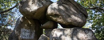 Rocher Turenne im Elsass: übereinanderliegende Granitblöcke mit der Inschrift „Turenne 1675“