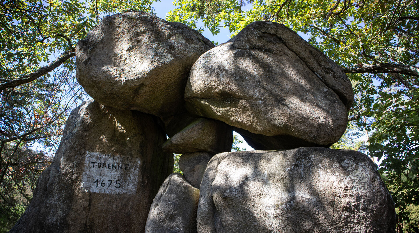 Rocher Turenne im Elsass: übereinanderliegende Granitblöcke mit der Inschrift „Turenne 1675“