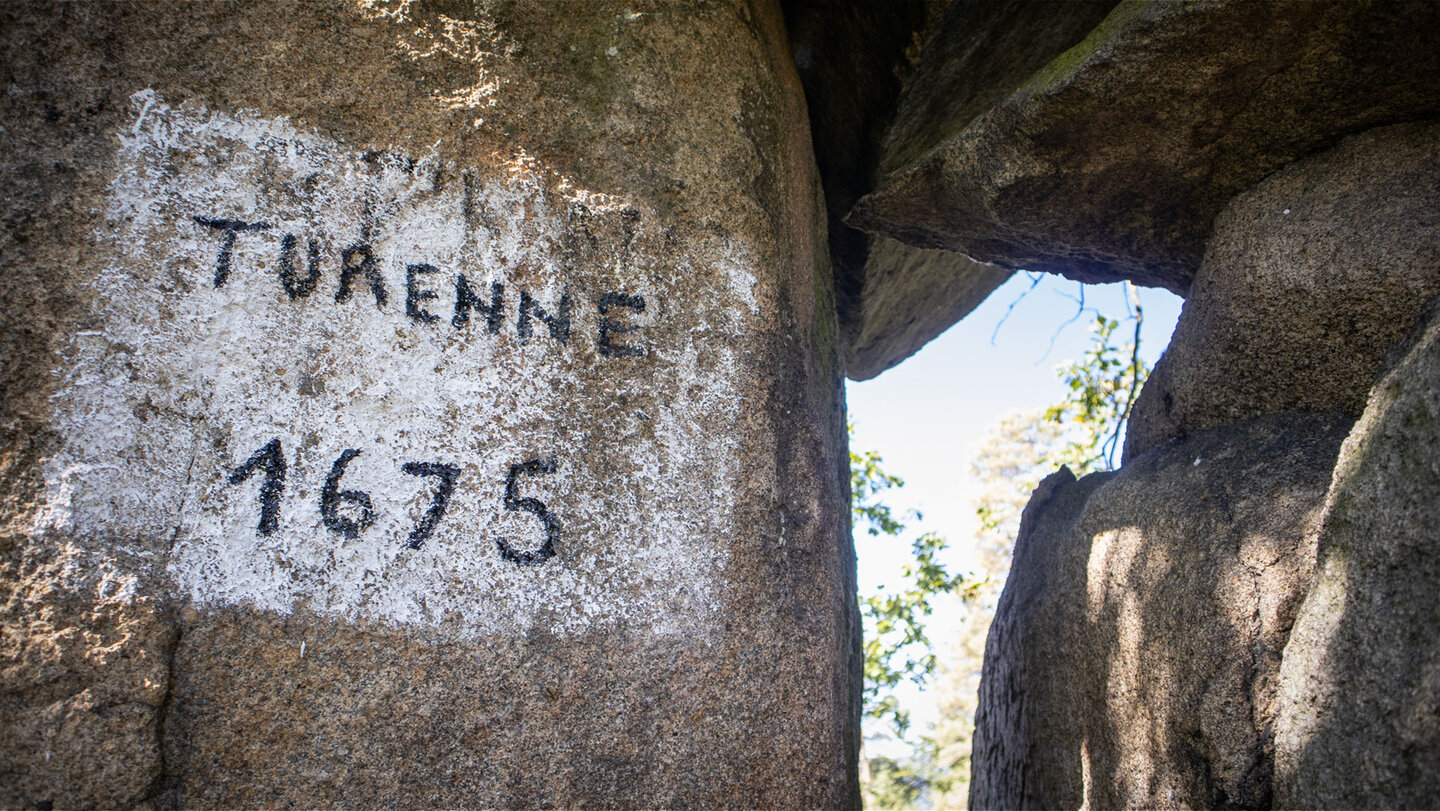 Weiße Fläche mit schwarzer Schrift „TURENNE 1675“ am Rocher Turenne bei Wintzenheim