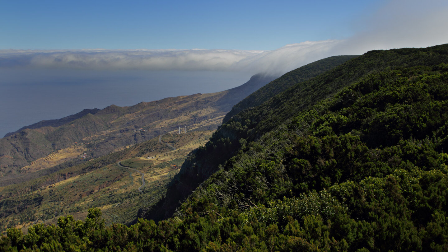 der Blick entlang der Nordwestküste La Gomeras vom Aussichtspunkt Mirador de Alojera