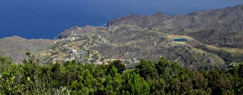 Blick hinunter zum Örtchen Alojera vom Aussichtspunkt Mirador de Alojera auf La Gomera