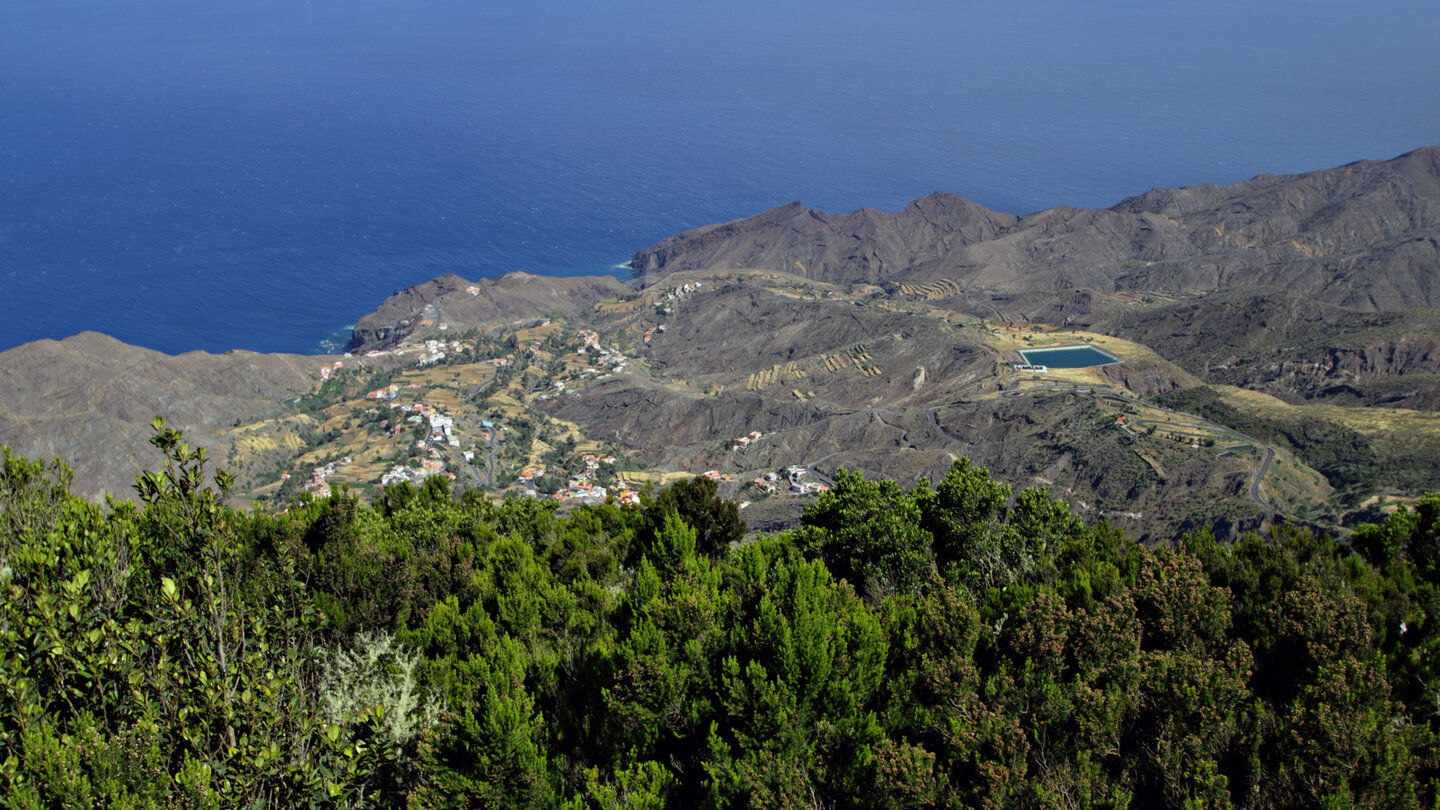 Blick hinunter zum Örtchen Alojera vom Aussichtspunkt Mirador de Alojera auf La Gomera