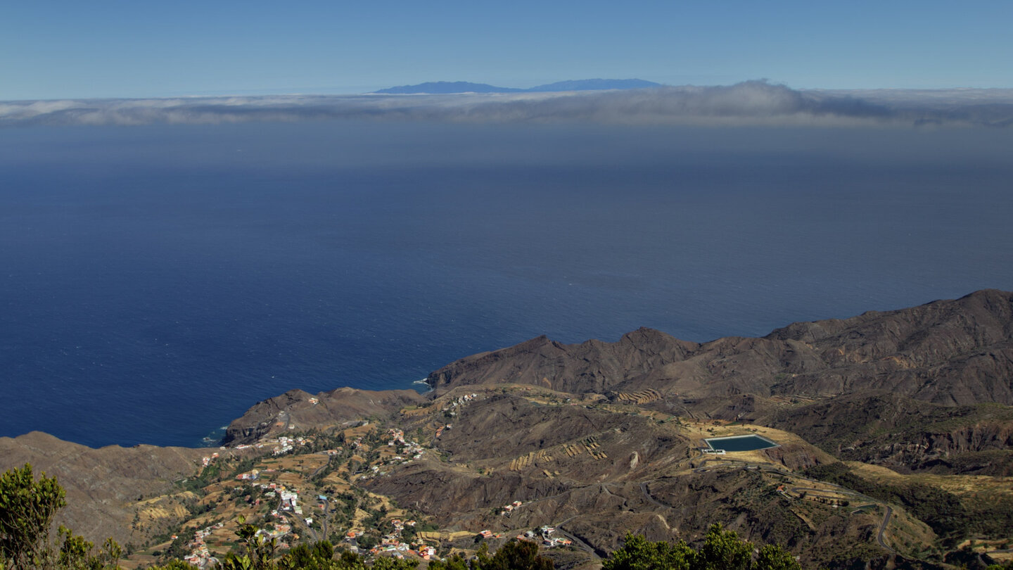 weiter Ausblick vom Mirador de Alojera über das Örtchen Alojera zur Nachbarinsel La Palma