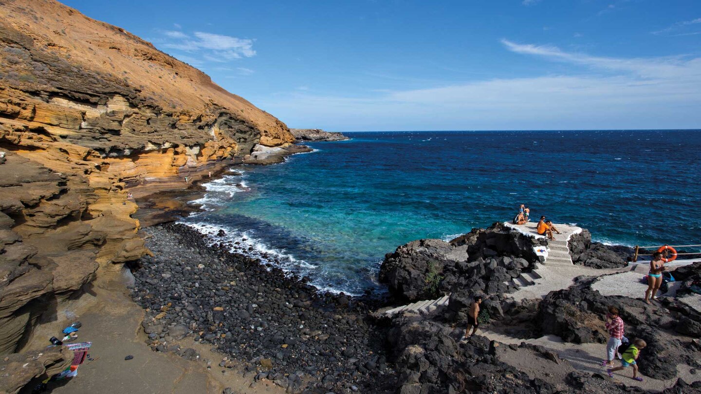 die kleine Playa Amarilla im geologischen Schutzgebiet im Süden Teneriffas die Playa Amarilla im geologischen Schutzgebiet Montaña Amarilla