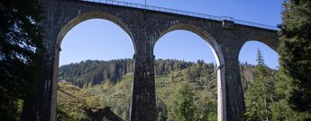 der Ravenna-Eisenbahnviadukt an der Ravennaschlucht