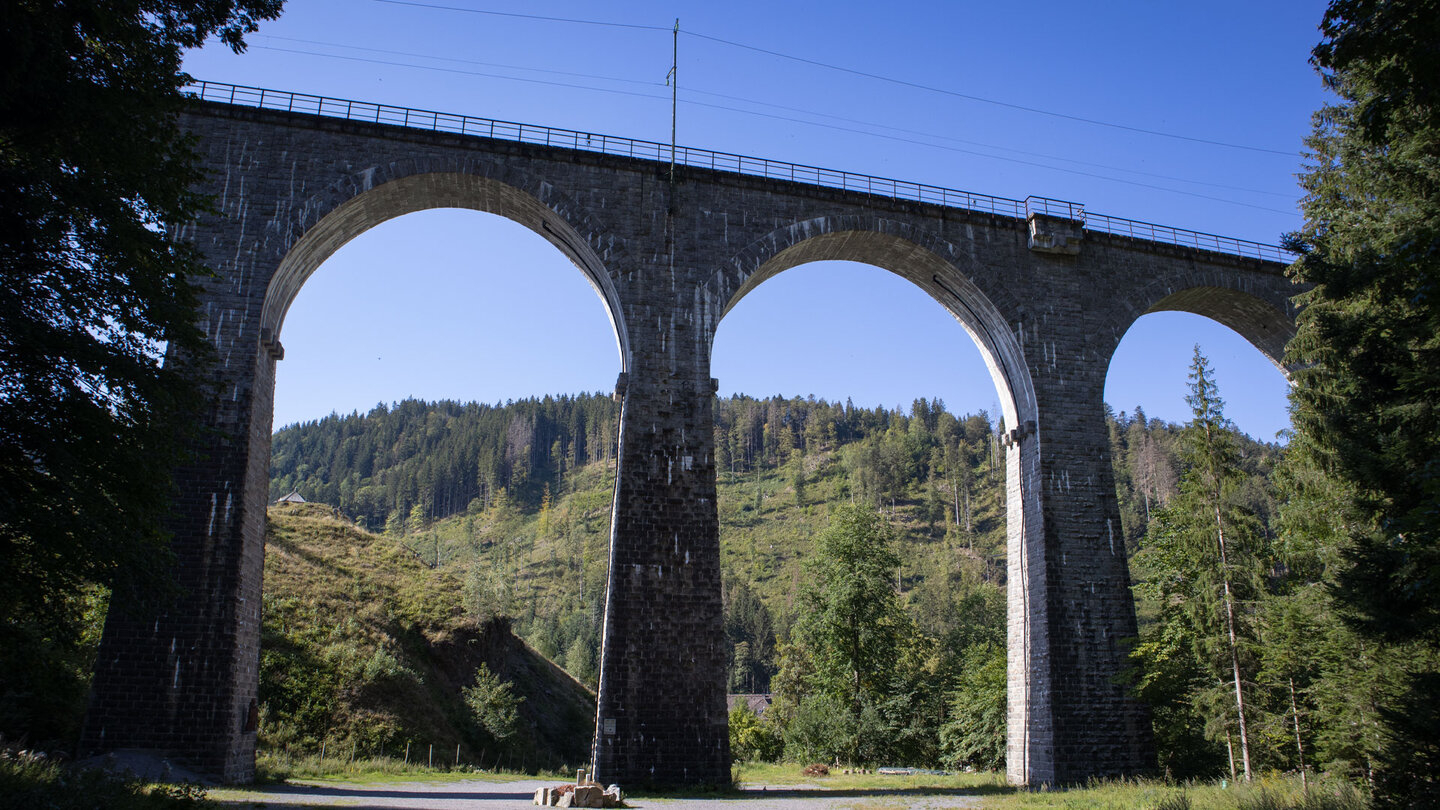 der Ravenna-Eisenbahnviadukt an der Ravennaschlucht