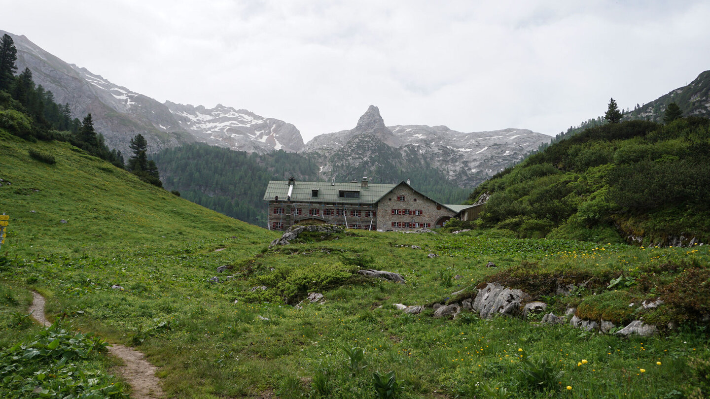 Der Weg zum Kärlingerhaus Weg zum Kärlingerhaus