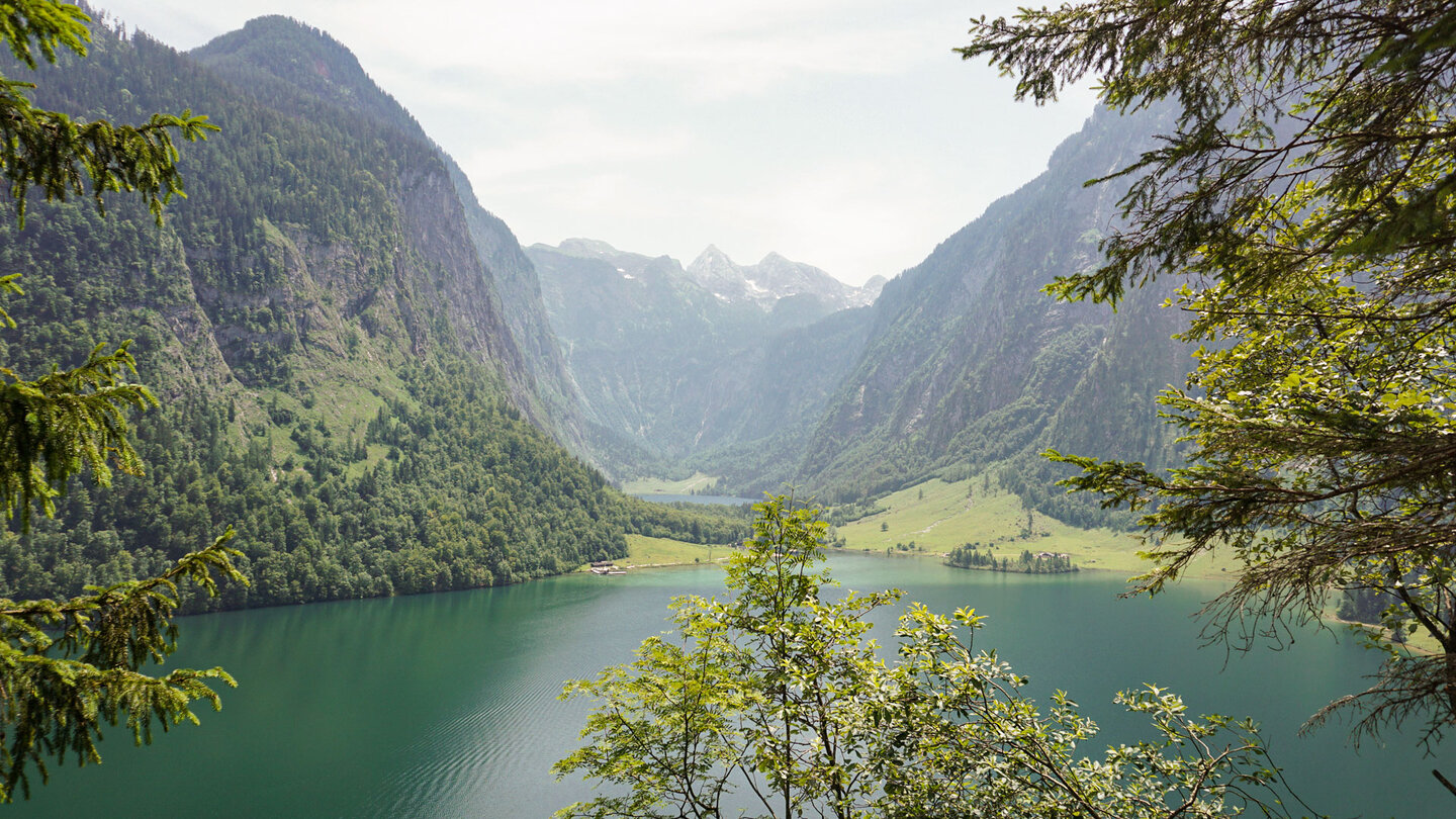 Ausblick am Königssee mit dem Obersee im Hintergrund Blick am Königssee mit Obersee im Hintergrund