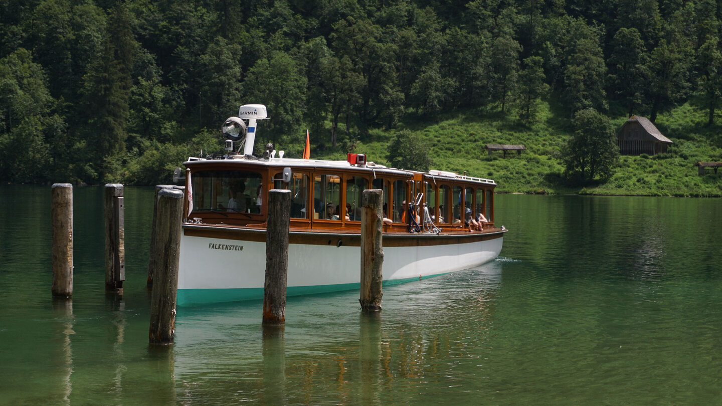 anlandendes Ausflugsboot der Bayerischen Seenschifffahrt anlandendes Boot der Bayerischen Seenschifffahrt
