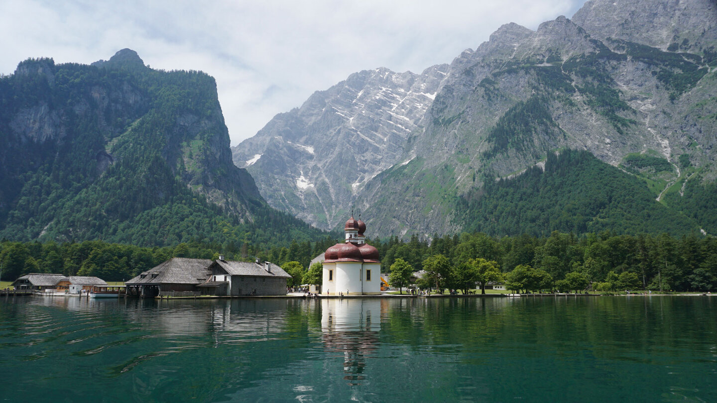 Sankt Bartholomä vor der majestätischen Kulisse der Ostwand des Watzmanns Sankt Bartholomä vor der Ostwand des Watzmanns