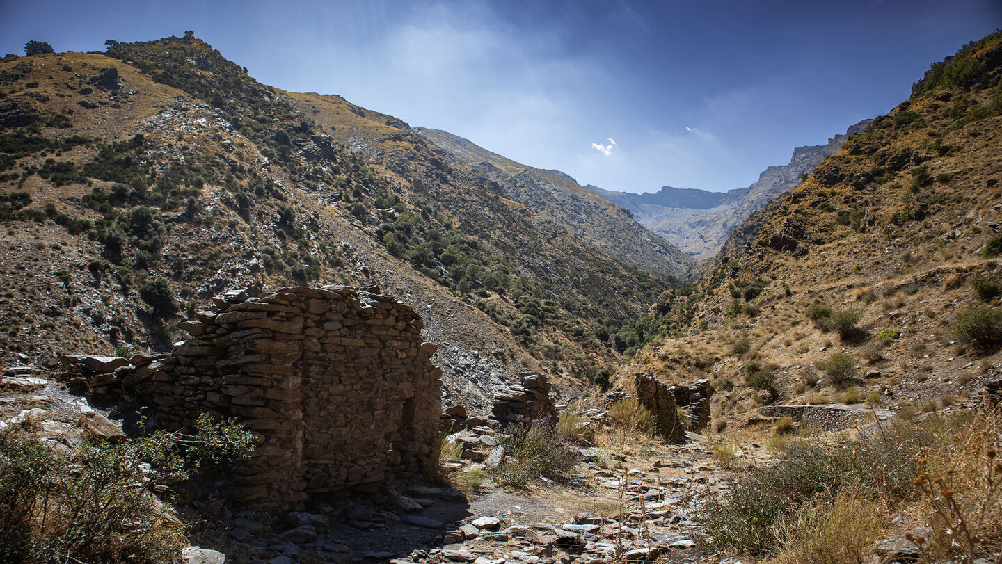 der Wanderweg Vereda de la Estrella führt an den Ruinen Minas de la Estrella in der Sierra Nevada vorbei Ruinen Minas de la Estrella in der Sierra Nevada