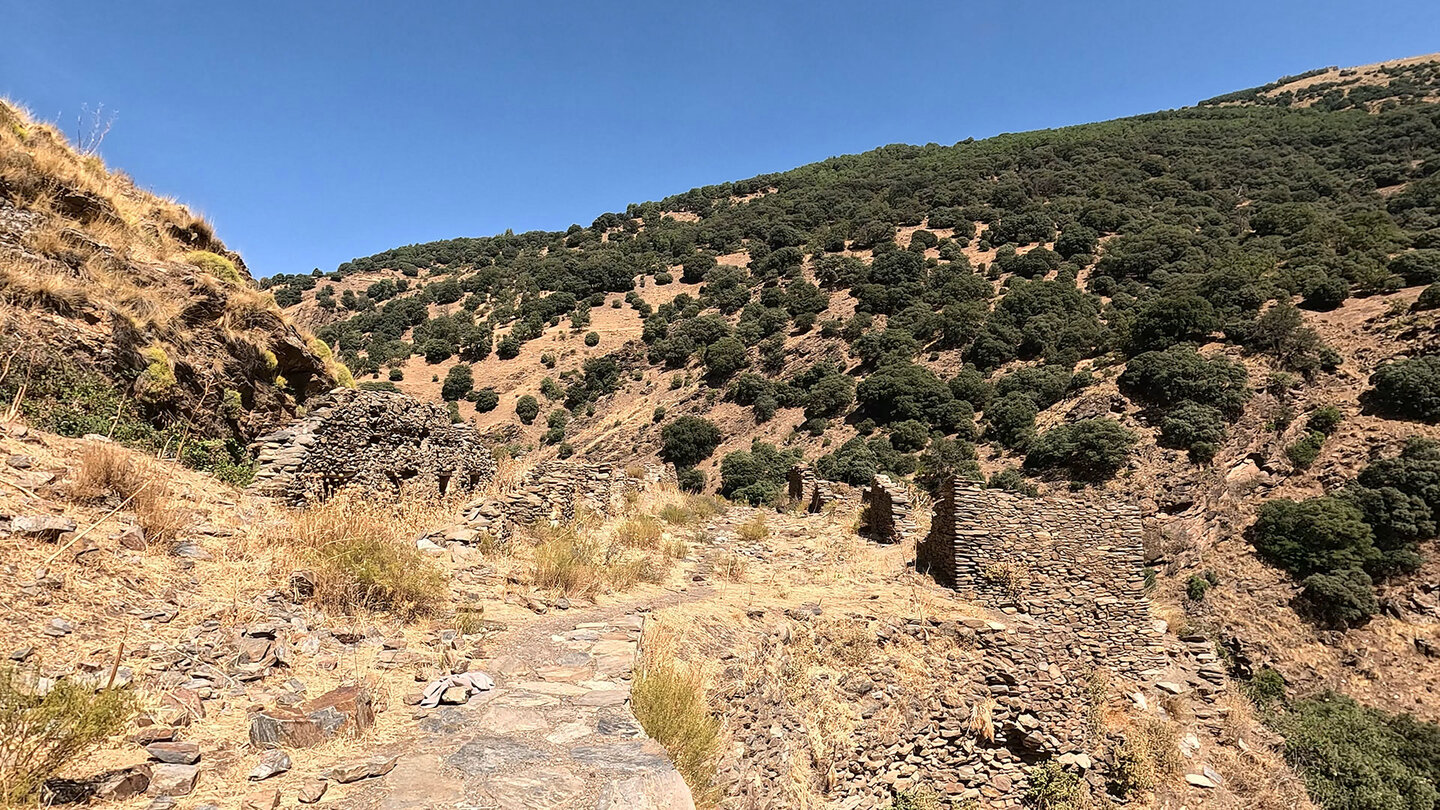 Wandern durch Ruinen der Gebäude der alten Minas de la Estrella in der Sierra Nevada Ruinen der Minas de la Estrella in der Sierra Nevada