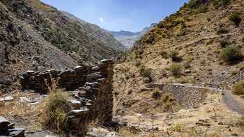Gebäuderuine Minas de la Estrella in der Sierra Nevada