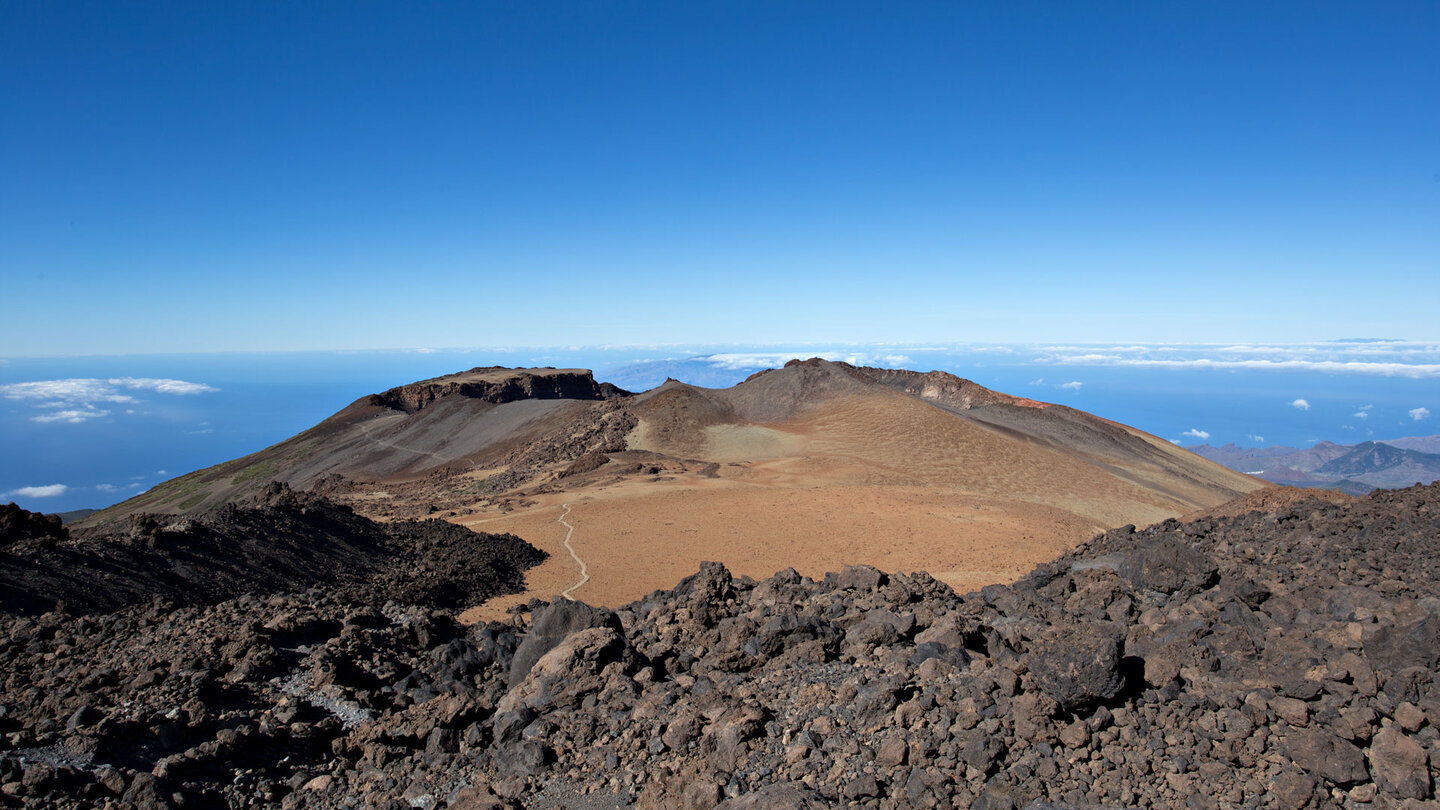 Ausblick vom Aussichtspunkt Mirador de Pico Viejo auf dessen Krater Ausblick vom Mirador de Pico Viejo auf dessen Krater