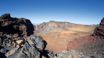 der Krater des Pico Viejo ist ein der reizvolles Ziel auf Wanderungen im Teide Nationalpark