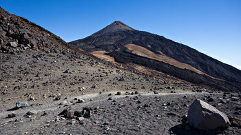 Ausblick vom Wanderpfad zum Pico del Teide mit Lavaabflüssen
