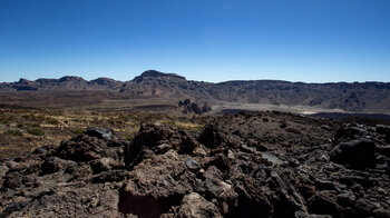 Wegverlauf durch Lavaflüsse in Richtung der Los Roques in der Caldera