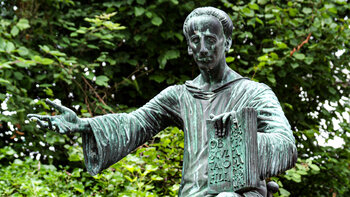 Statue im Klostergarten der Benediktinerabtei Stift Neuburg bei Heidelberg