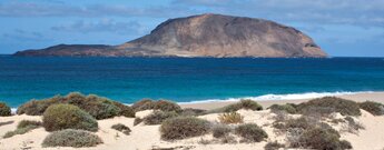 die Insel Montaña Clara von La Graciosa aus gesehen