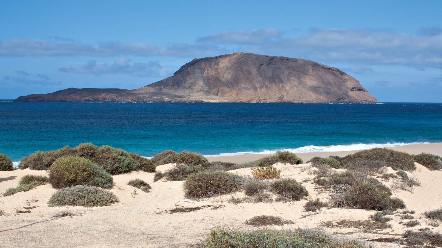 die Insel Montaña Clara von La Graciosa aus gesehen