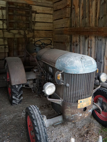 Oldtimer in einer Scheune