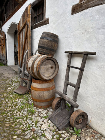 Bierfässer an der Hofwand