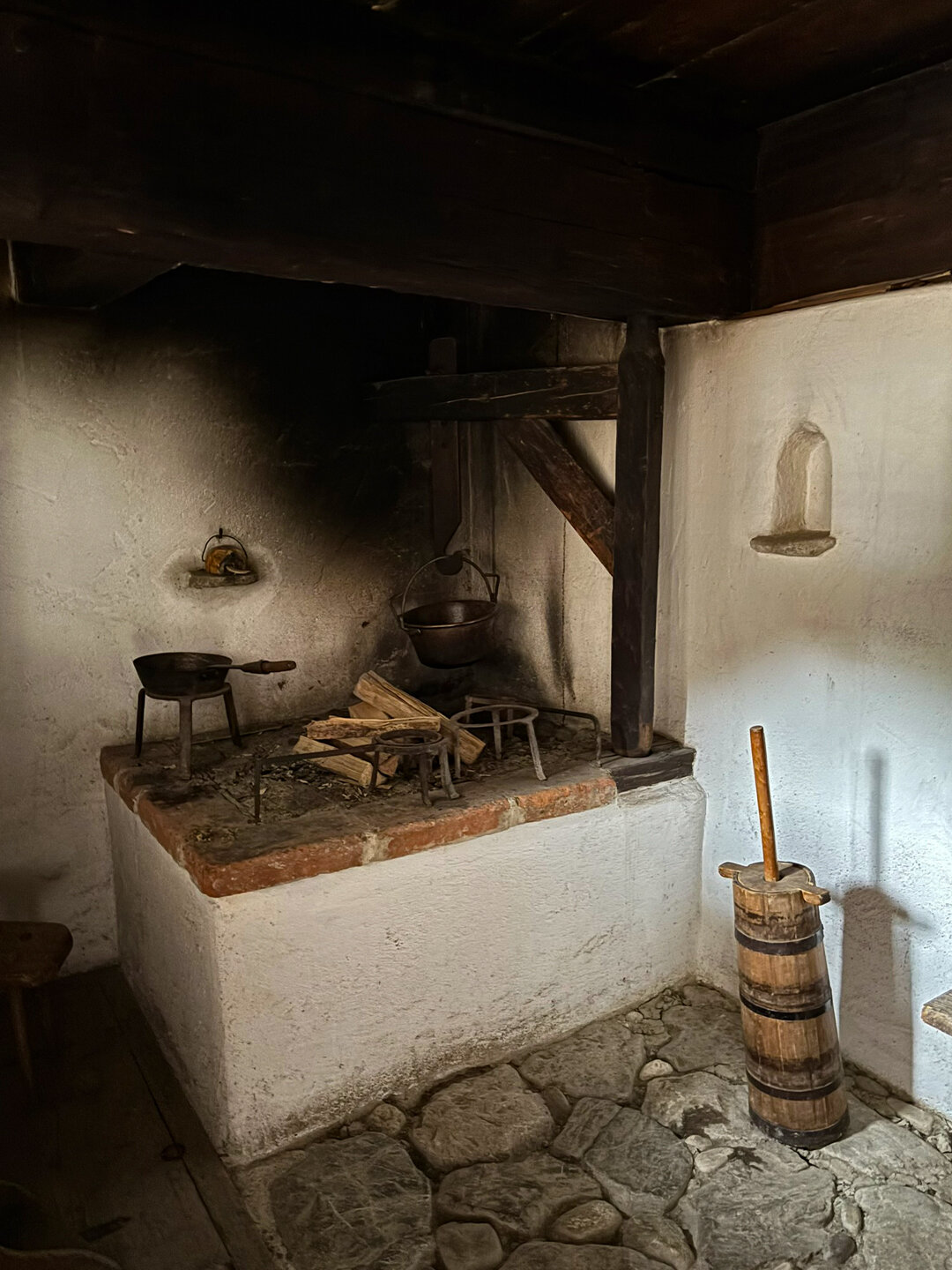 historische Kochstelle mit altem Butterfass