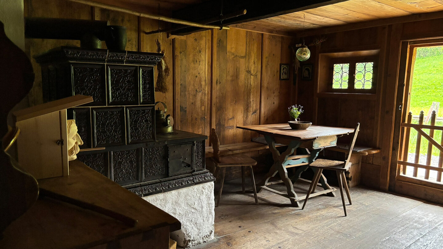 Wohnbereich mit Kachelofen im Markus Wasmeier Freilichtmuseum