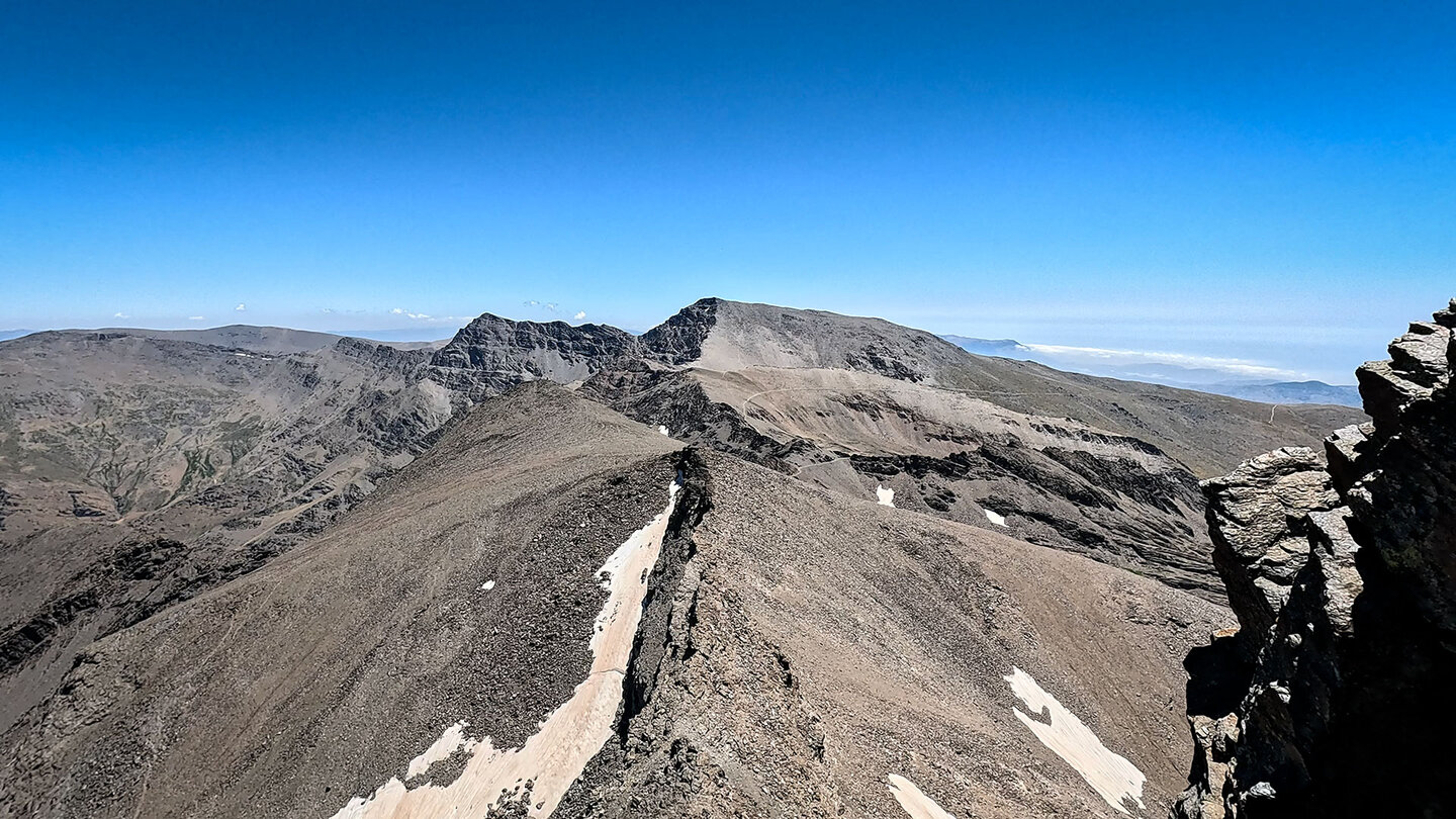 Panorama vom Pico del Veleta auf die Berge Mulhacén und Alcazaba in der Sierra Nevada Panorama vom Pico del Veleta auf die Berge Mulhacén und Alcazaba