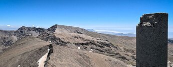 Gipfelsäule des Pico del Veleta in der Sierra Nevada