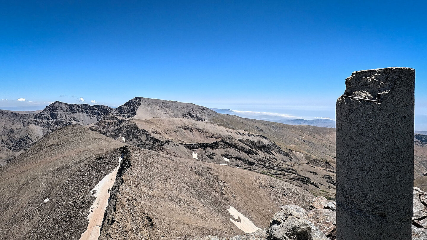 Gipfelsäule des Pico del Veleta in der Sierra Nevada in Andalusien Gipfelsäule des Pico del Veleta in der Sierra Nevada