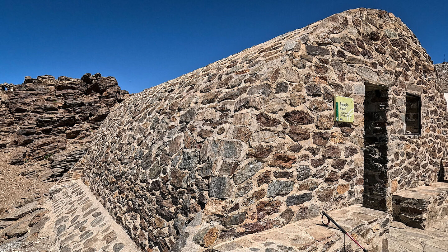 die Schutzhütte Refugio Vivac La Carihuela beim Pico del Veleta im Nationalpark Sierra Nevada Schutzhütte Refugio Vivac La Carihuela beim Pico del Veleta