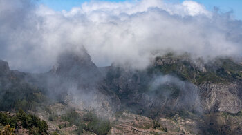 Blick auf den wolkenverhüllten Roque de Agando
