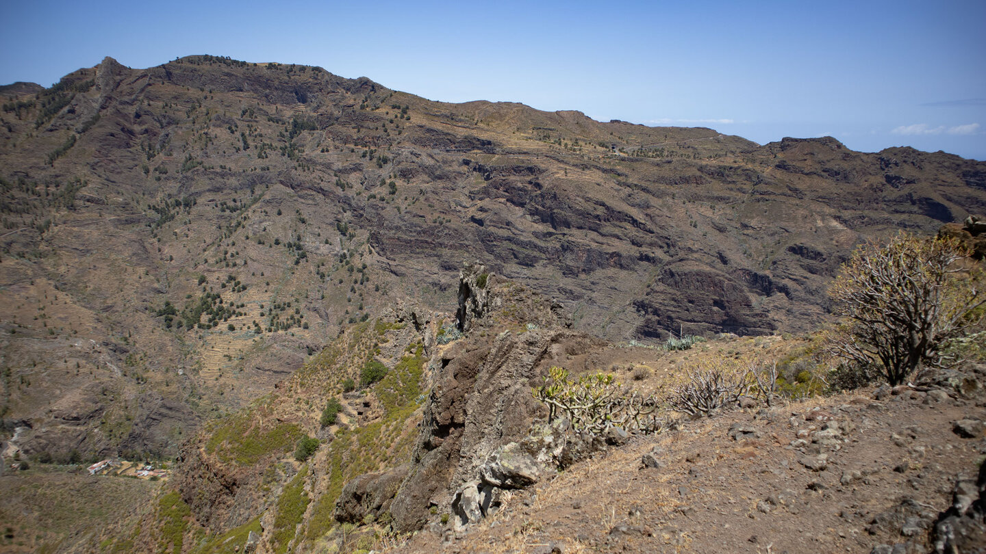 Felsformationen entlang der Berghänge entlang der Benchijigua-Schlucht