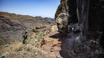 der Camino de las Cabras verläuft unterhalb steiler Felswände