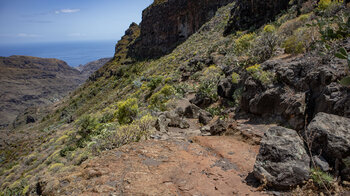 Wanderpfad entlang der Bergflanke mit Blick bis Playa de Santiago