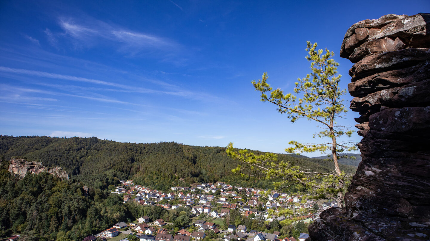 Panorama am Kreuzelfelsen: Hauenstein und die umliegenden Buntsandsteinfelsen