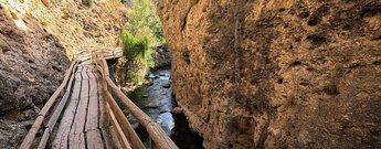Auf Holzstegen durch die Cerrada del Río Castril in Andalusien