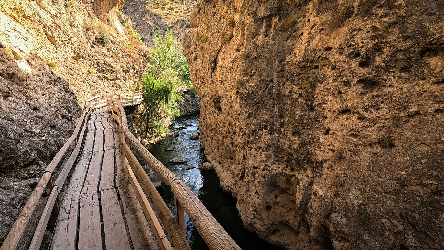 Weg auf Holzstegen entlang steiler Schluchtwände durch die Cerrada del Río Castril in Andalusien Auf Holzstegen durch die Cerrada del Río Castril in Andalusien