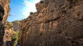 Steile Felswände begrenzen die Cerrada del Río Castril in Andalusien