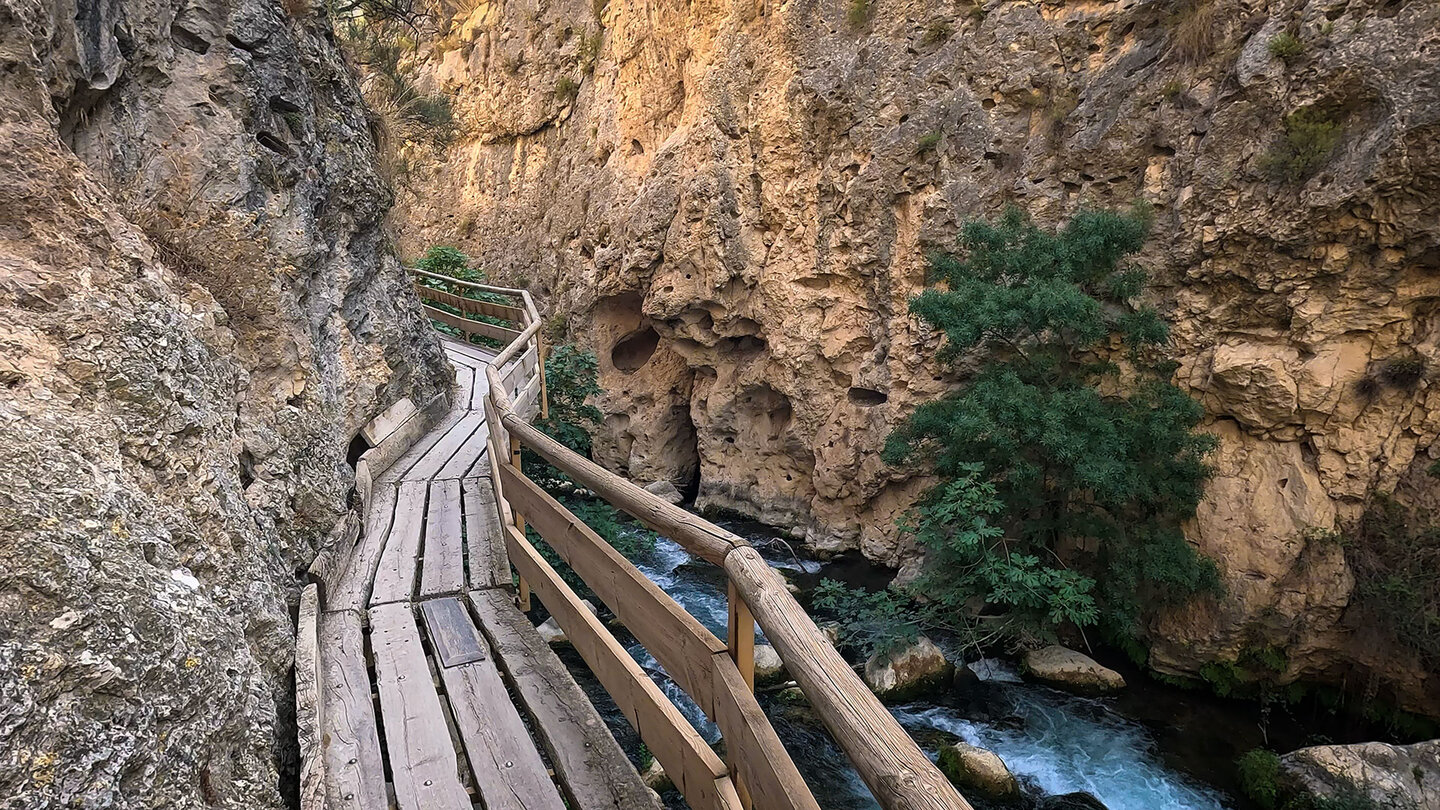 wandern auf einem Holzsteg über dem rauschenden Wasser des Río Castril in Andalusien Holzsteg über dem rauschenden Wasser des Río Castril in Andalusien