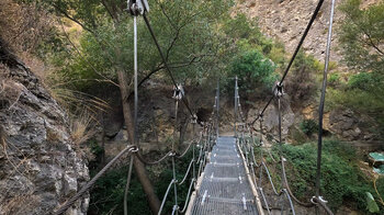 Wanderung auf einer Hängebrücke über den Río Castril in Andalusien