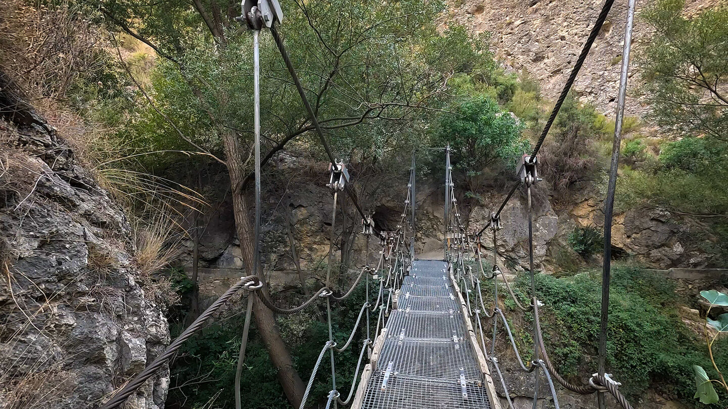 hier überquert die Wanderung auf einer Hängebrücke den Río Castril in Andalusien Wanderung auf einer Hängebrücke über den Río Castril in Andalusien