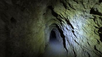 Dunkler Felstunnel auf der Wanderung Cerrada del Río Castril in Andalusien