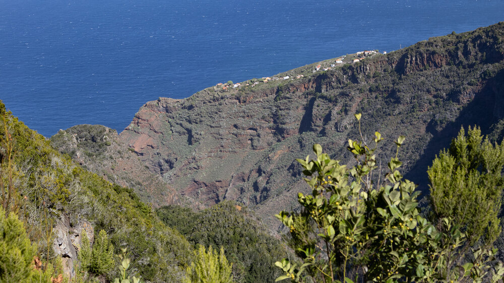 der Weiler El Tablado auf dem gegenüberliegenden Bergrücken - Wanderweg PR LP 9.2 auf La Palma