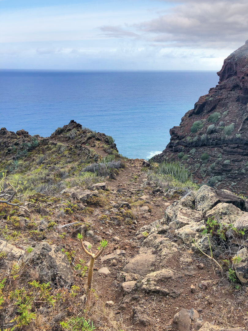 Wanderpfad am GR 130 oberhalb der Schlucht nahe des Aussichtspunkt Mirador de la Calzada