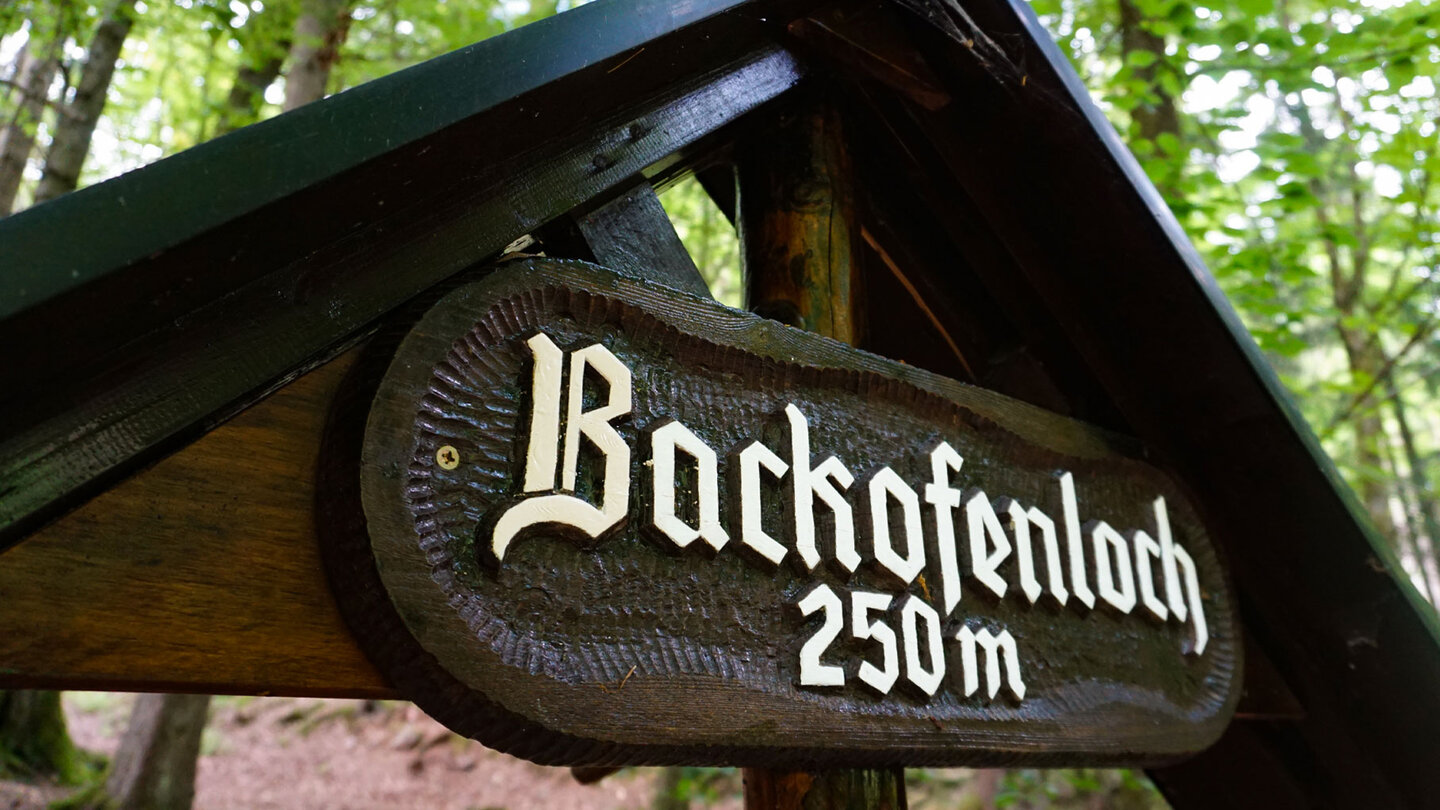 das Hinweisschild zu den Backofenlöchern Hinweisschild zu den Backofenlöchern