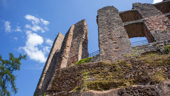 die Ruine der Ramburg thront auf einem Burgfelsen